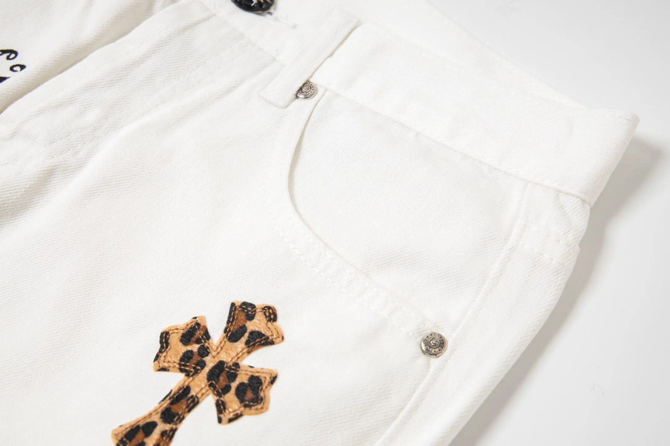 P240 💰 (Top version) Chrome Hearts/Chrome Hearts Classic white hand-painted monster cow series colorful leather cross washed color fabric unisex denim trousers Vibe style straight stacked god-level version Carbon fine bias denim color cloth Old vintage full set of hardware - Chrome Hearts white cow series The high version uses high-ounce custom fabrics, fermentation washing and soft color fixation, soft and thick to wear, the details are all made by hand-polished craftsmanship, all-over printed jacquard fabric Unique design style. Through multiple processes to create a full retro feel. Unique niche non-contrast shirt. Customized distressed spray-painted buttons. Craftsmanship in every detail. Color: white hand-painted monster. Size: 28-30-32-34 (corresponding to S-M-L-XL)